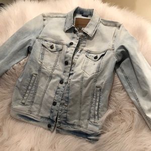American Eagle light wash stretch jean jacket